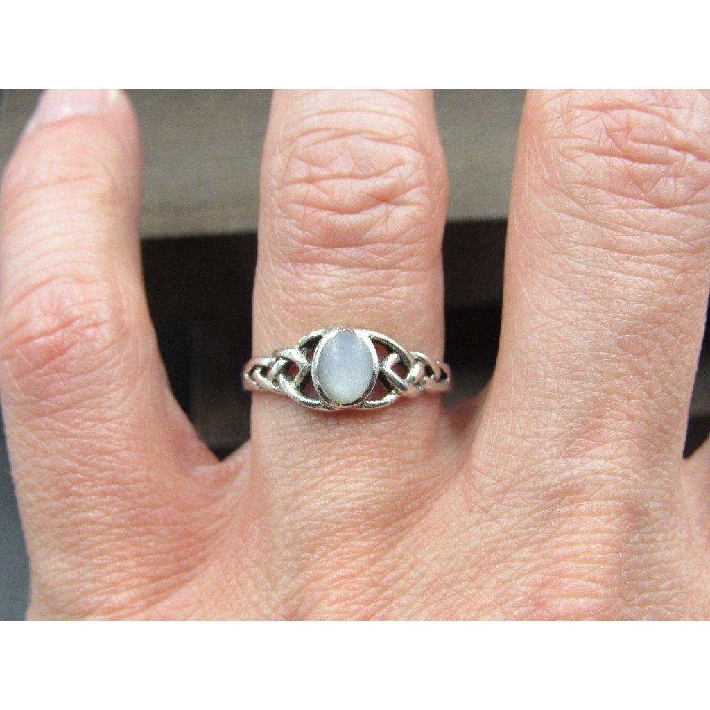 Size 7.75 Sterling Silver Celtic Pattern Oval White Shell Band Ring